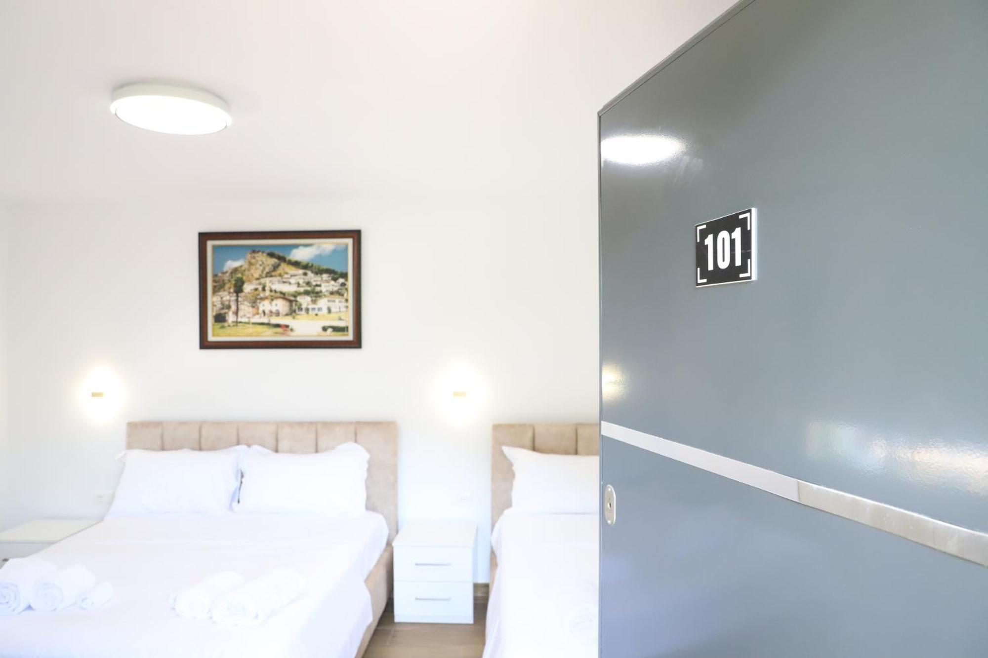 Guest House Esanbja Berat Exterior foto