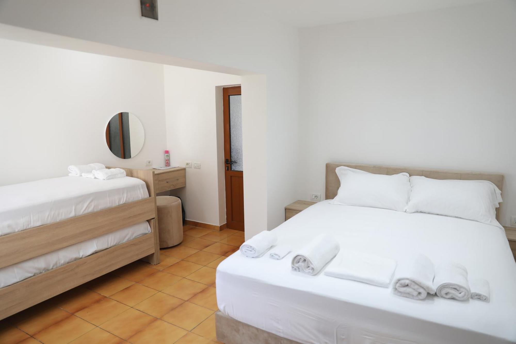 Guest House Esanbja Berat Exterior foto